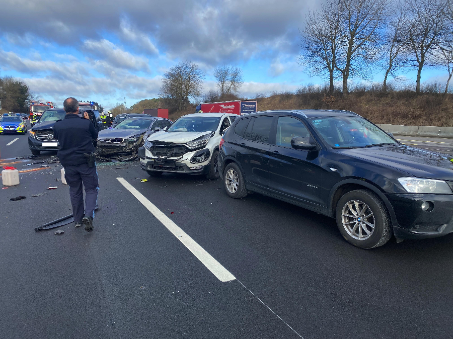 Unfall mit Straßenfahrzeugen, Verkehrshindernis Unfall mit Straßenfahrzeugen, Verkehrshindernis